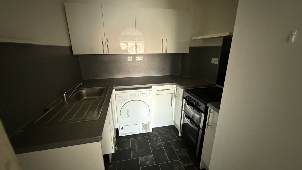 Lot: 15 - ONE-BEDROOM FLAT FOR INVESTMENT OR OWNER OCCUPATION - Internal image of kitchen